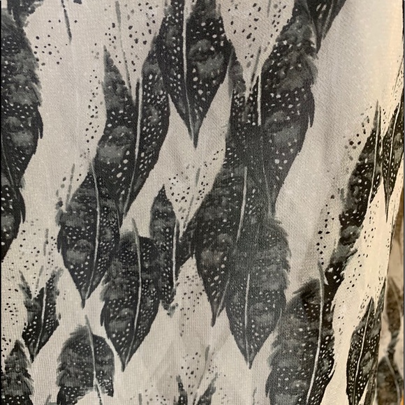 Contemporary Black and White Blouse - Picture 3 of 6